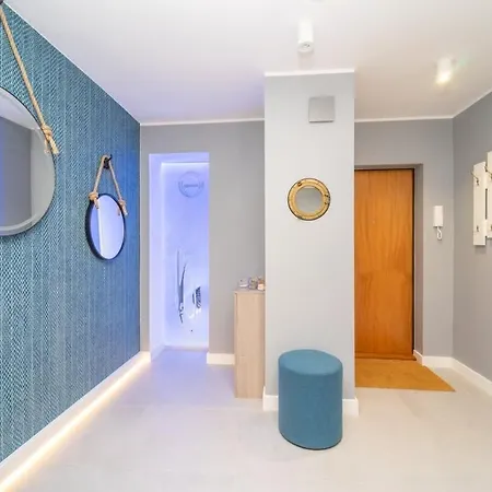 Bright And Blue 3city With Balcony In By Renters Apartment *