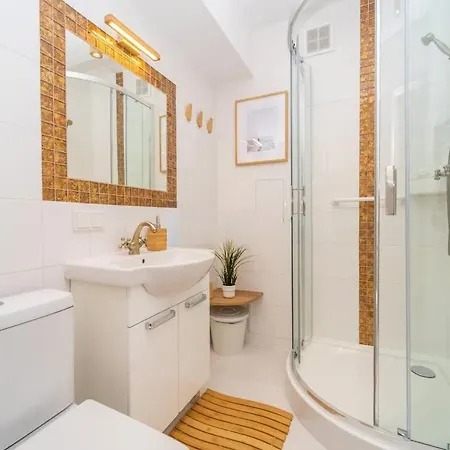 Bright And Blue 3city With Balcony In By Renters *